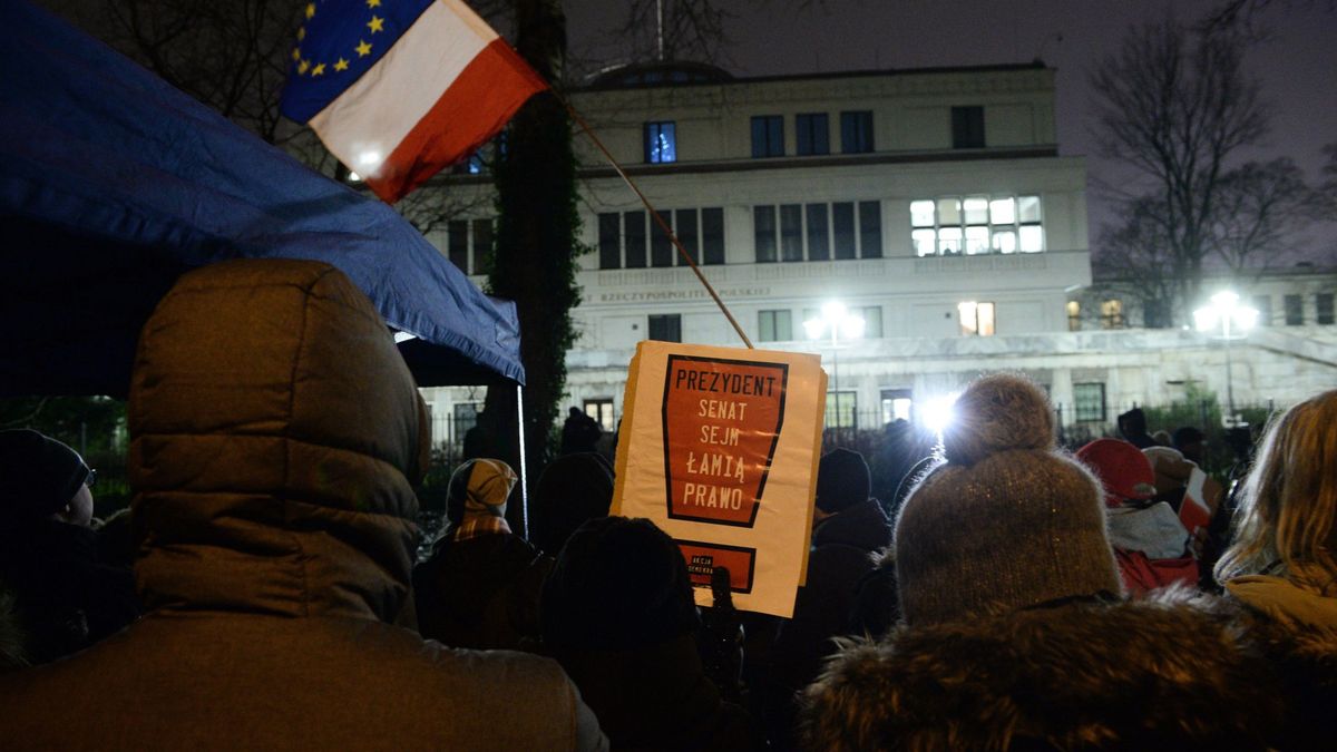 Bruselas recurre por primera vez al 'botón nuclear' ante la deriva autoritaria de Polonia