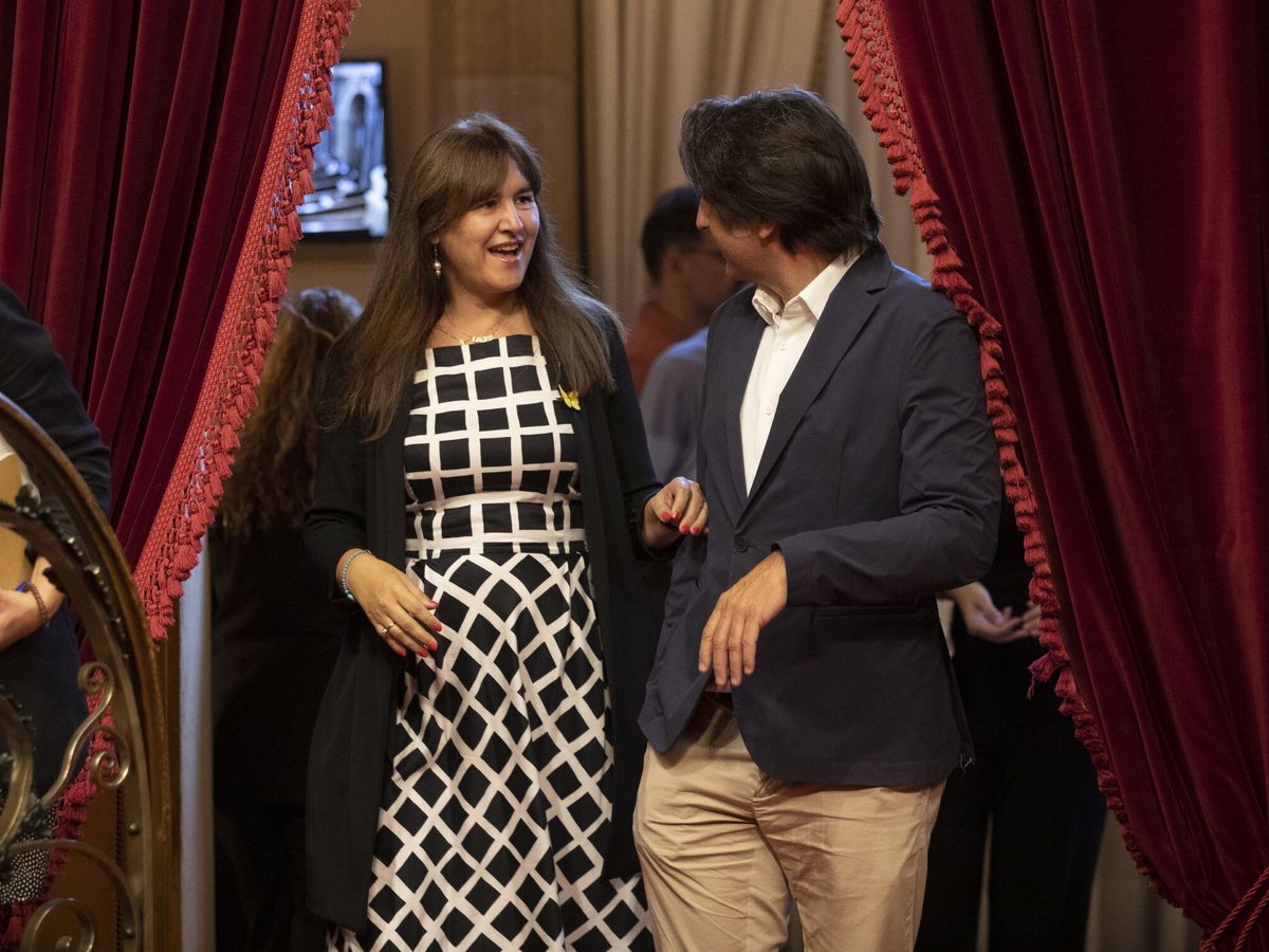 Foto: Borràs y Dalmases conversan en los pasillos del Parlament. (EFE/Marta Pérez)