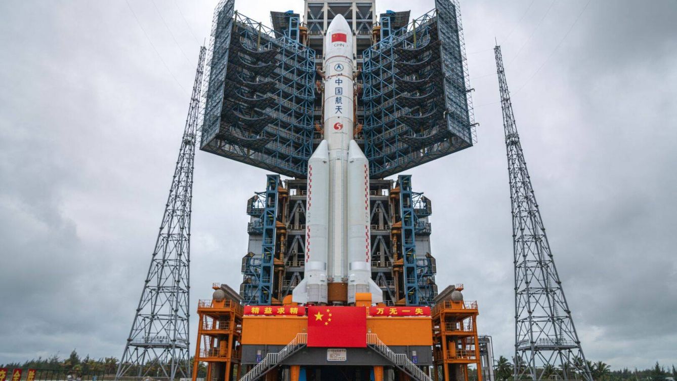 Foto: El cohete Long March 5 listo para lanzar el primer módulo de la estación espacial china