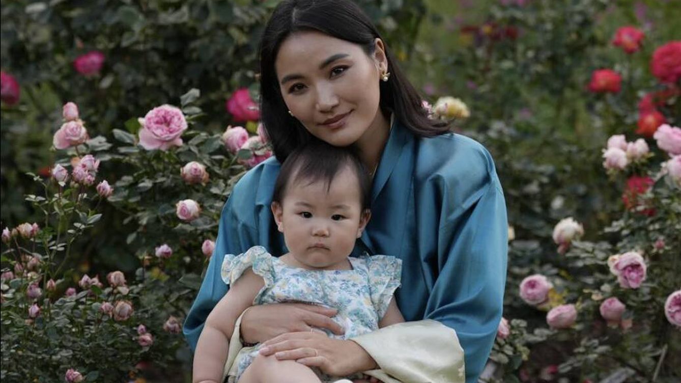 Las tiernas fotografías de la princesa dragón: el posado de Jetsun Pema, reina de Bután, con su hija pequeña