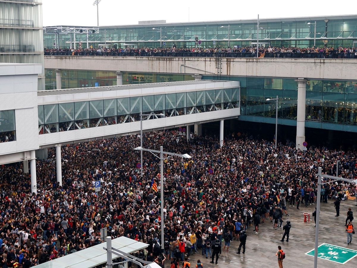 Foto: Tsunami Democràtic organizó la protesta que paralizó el aeropuerto de El Prat. (EFE/Quique García)