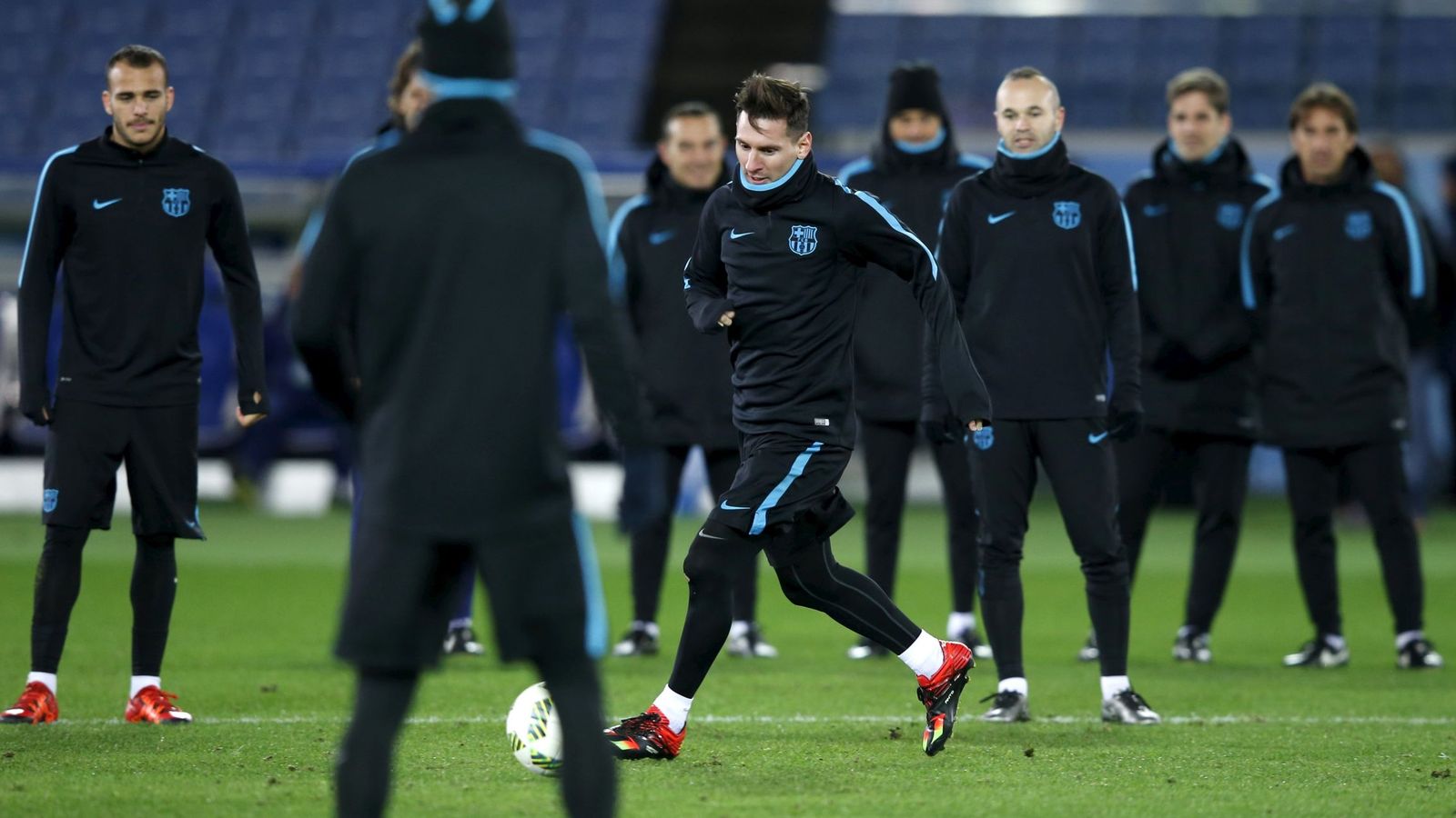 Foto: Barcelona's soccer player messi controls the ball in front of team mate iniesta, coach enrique and other team members during a training session ahead of their club world cup final soccer match against argentine club river plate in yokohama