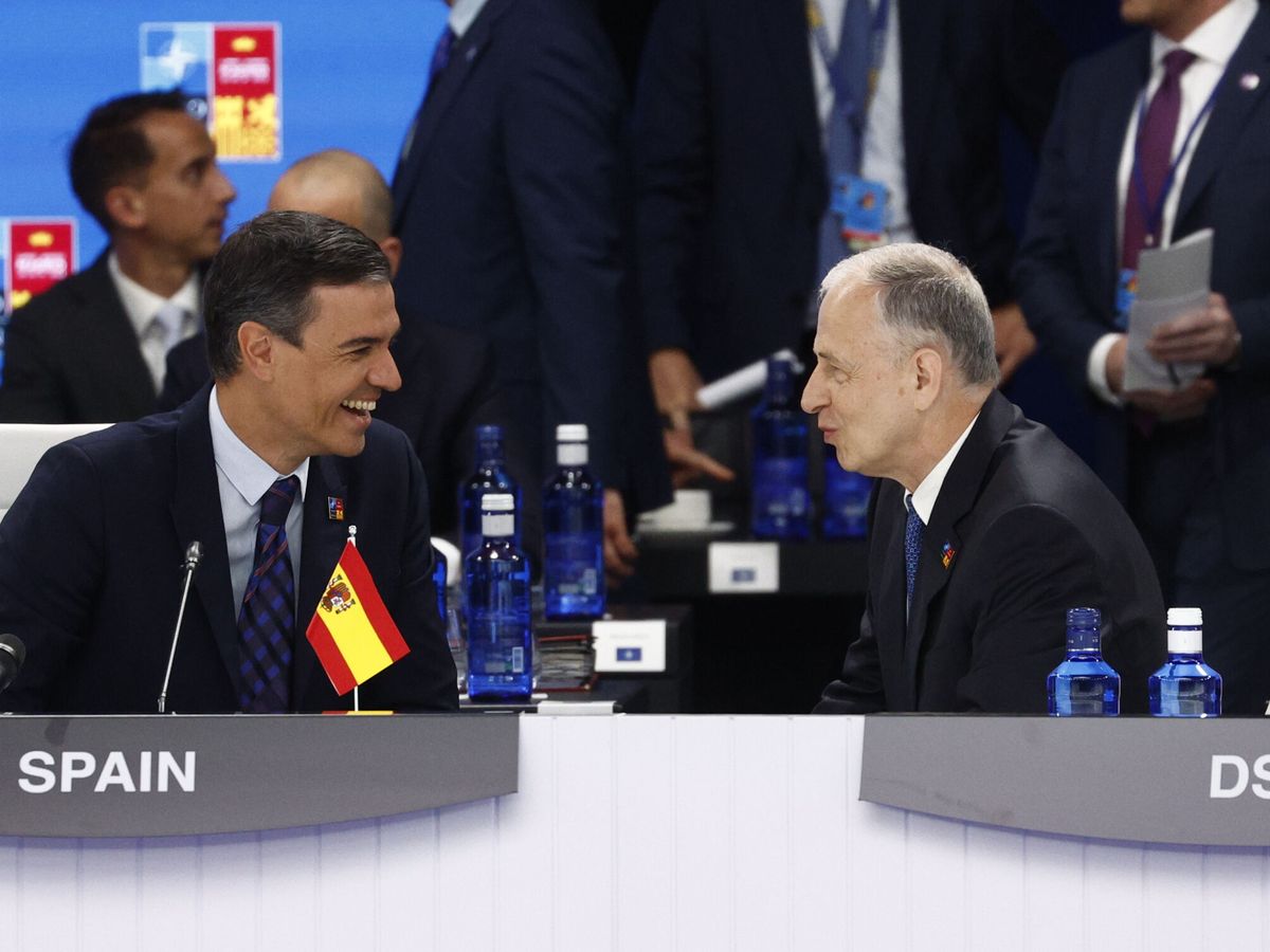 Foto: El presidente del Gobierno, Pedro Sánchez (i), conversa con el vicesecretario general de la OTAN, Mircea Geoana, durante la primera jornada de la cumbre de la OTAN. (EFE/Rodrigo Jimenez)