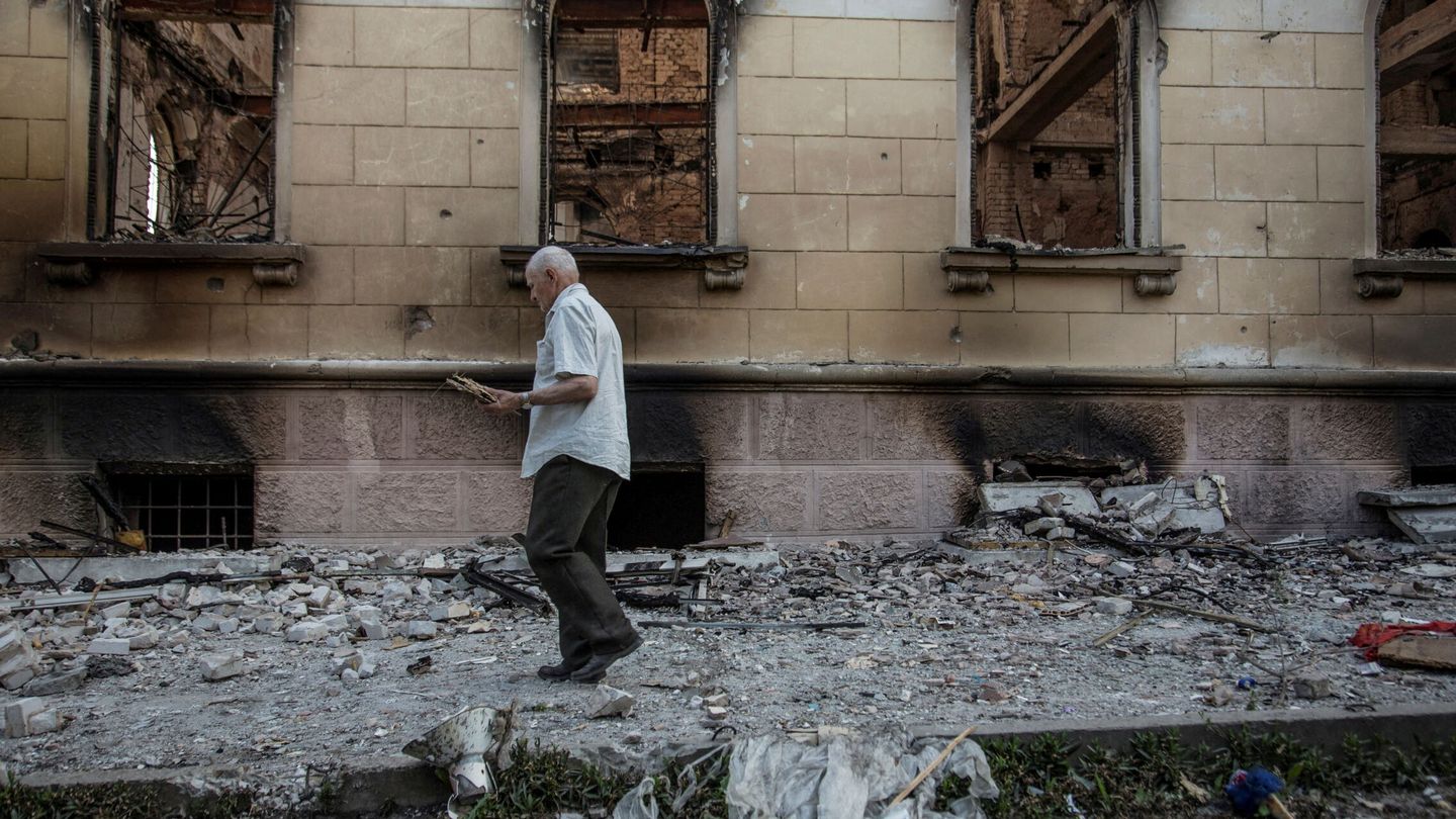 Un hombre pasea en las calles de la bombardeada Lisichansk. (Reuters/Oleksandr Ratushniak)