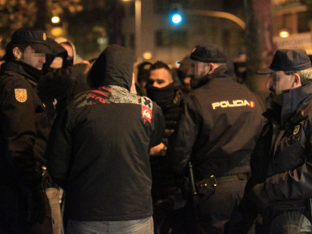 Foto: La Policia Nacional custodia el dispositivo de los aficionados radicales. (EFE/Victor Lerena)