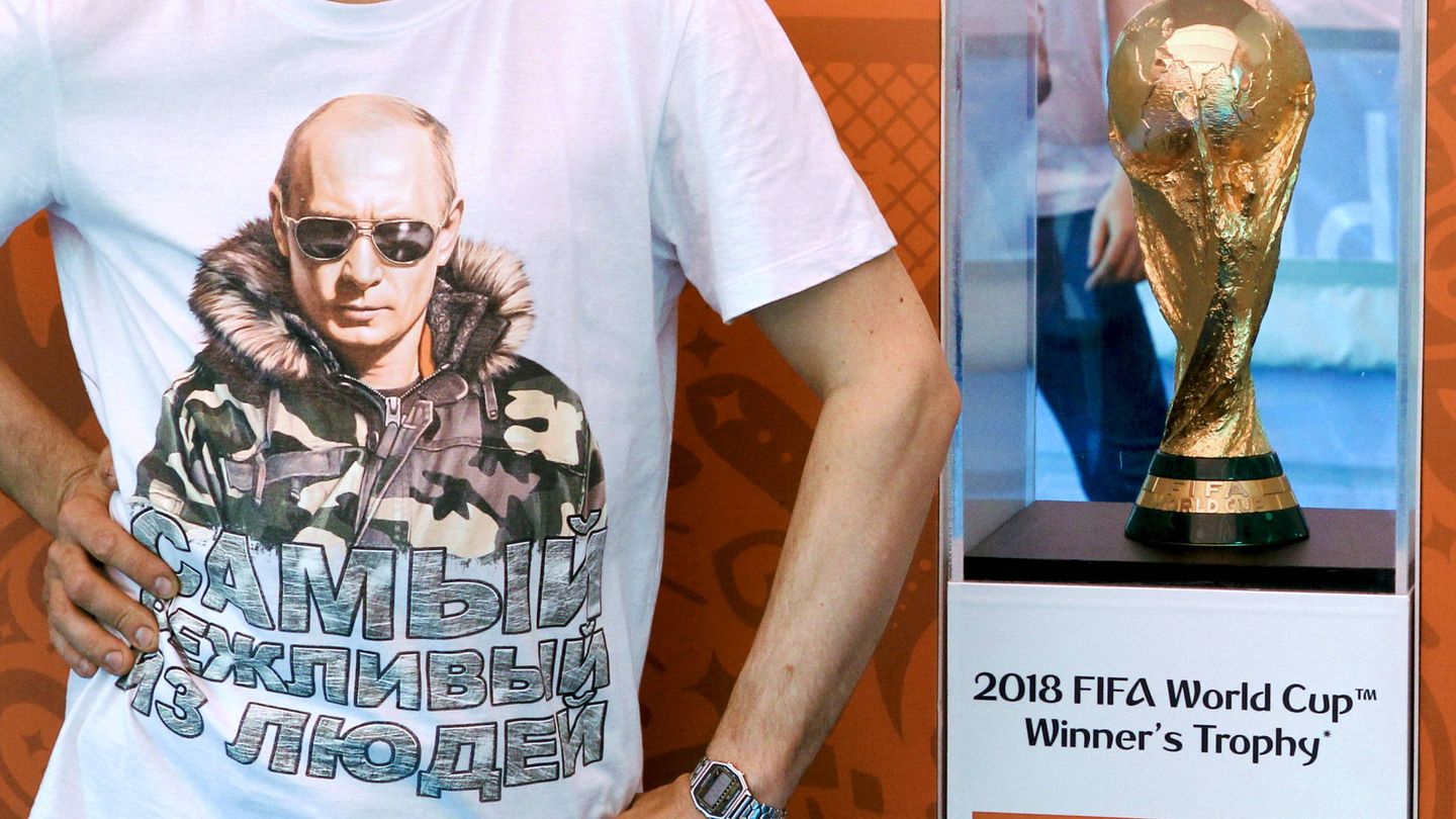 La Copa del Mundo, tal y como lucía en la plaza principal de San Petersburgo (REUTERS)