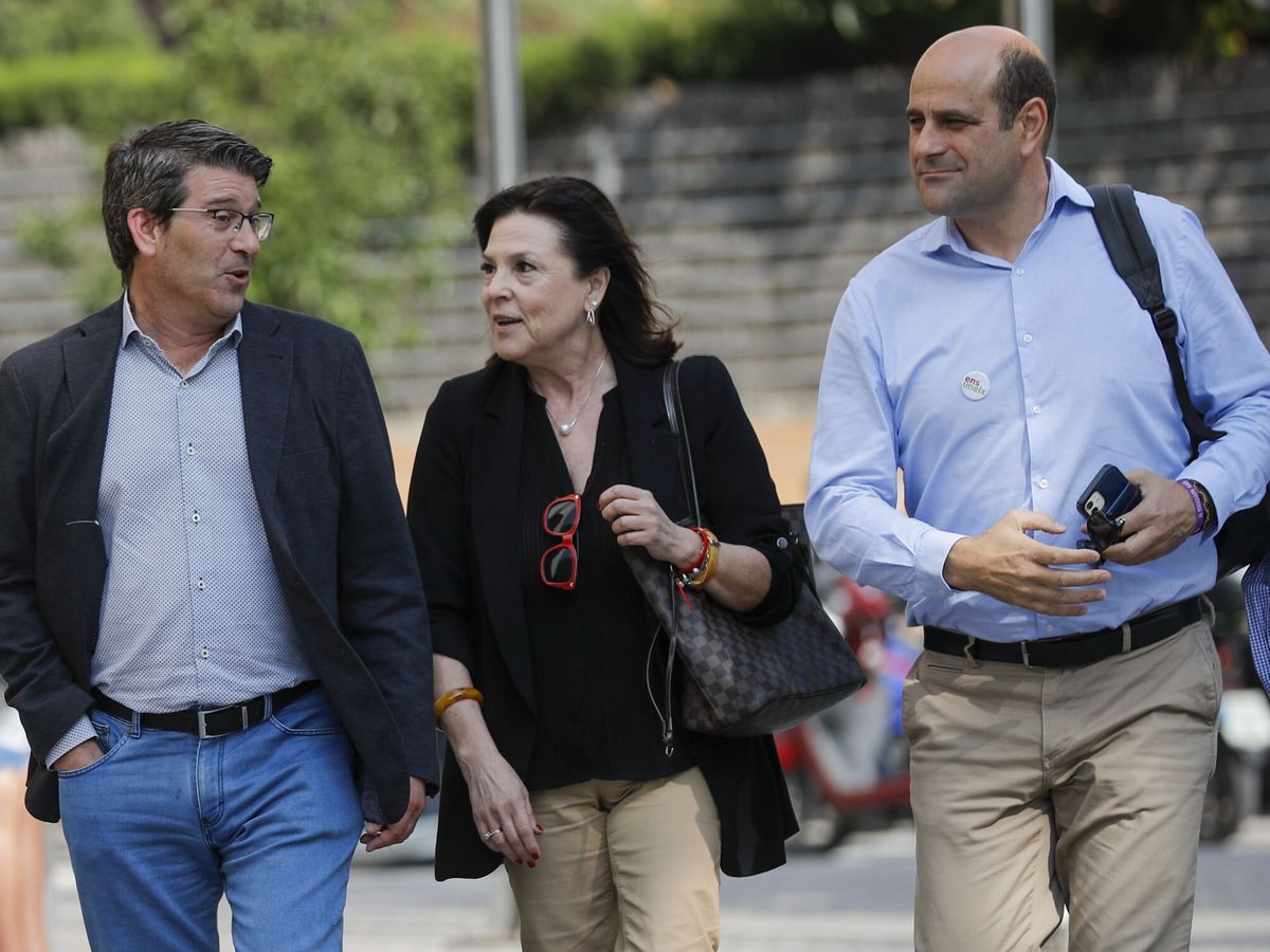 Foto: El alcalde de Ontinyent, Jorge Rodríguez, a la izquierda. (EFE/Manuel Bruque)