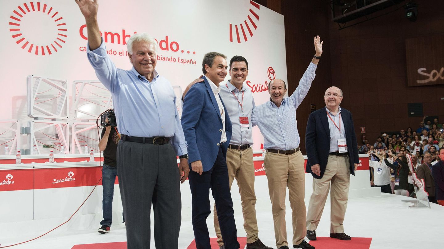 Pedro Sánchez, acompañado por sus antecesores, Felipe González, José Luis Rodríguez Zapatero, Alfredo Pérez Rubalcaba y Joaquín Almunia, el 27 de junio de 2014, en la clausura del congreso extraordinario que encumbró a Sánchez por primera vez. (EFE)