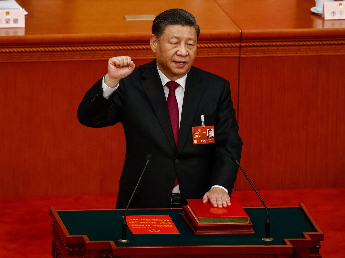 Foto: El presidente chino, Xi Jinping, presta juramento durante una Sesión Plenaria de la Asamblea Popular Nacional (APN). (EFE/Mark R. Cristino)
