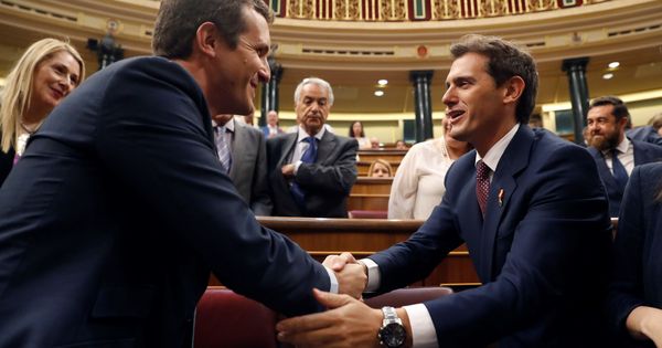 Foto: Pablo Casado y Albert Rivera en el Congreso de los Diputados. (EFE)