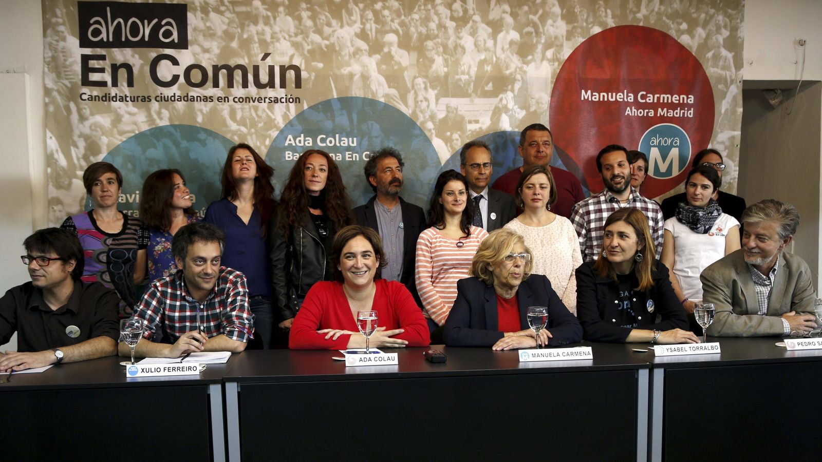 Foto: Ada Colau, alcaldesa de Barcelona (3i) junto a Manuela Carmena, alcaldesa de Madrid (3d). (EFE)