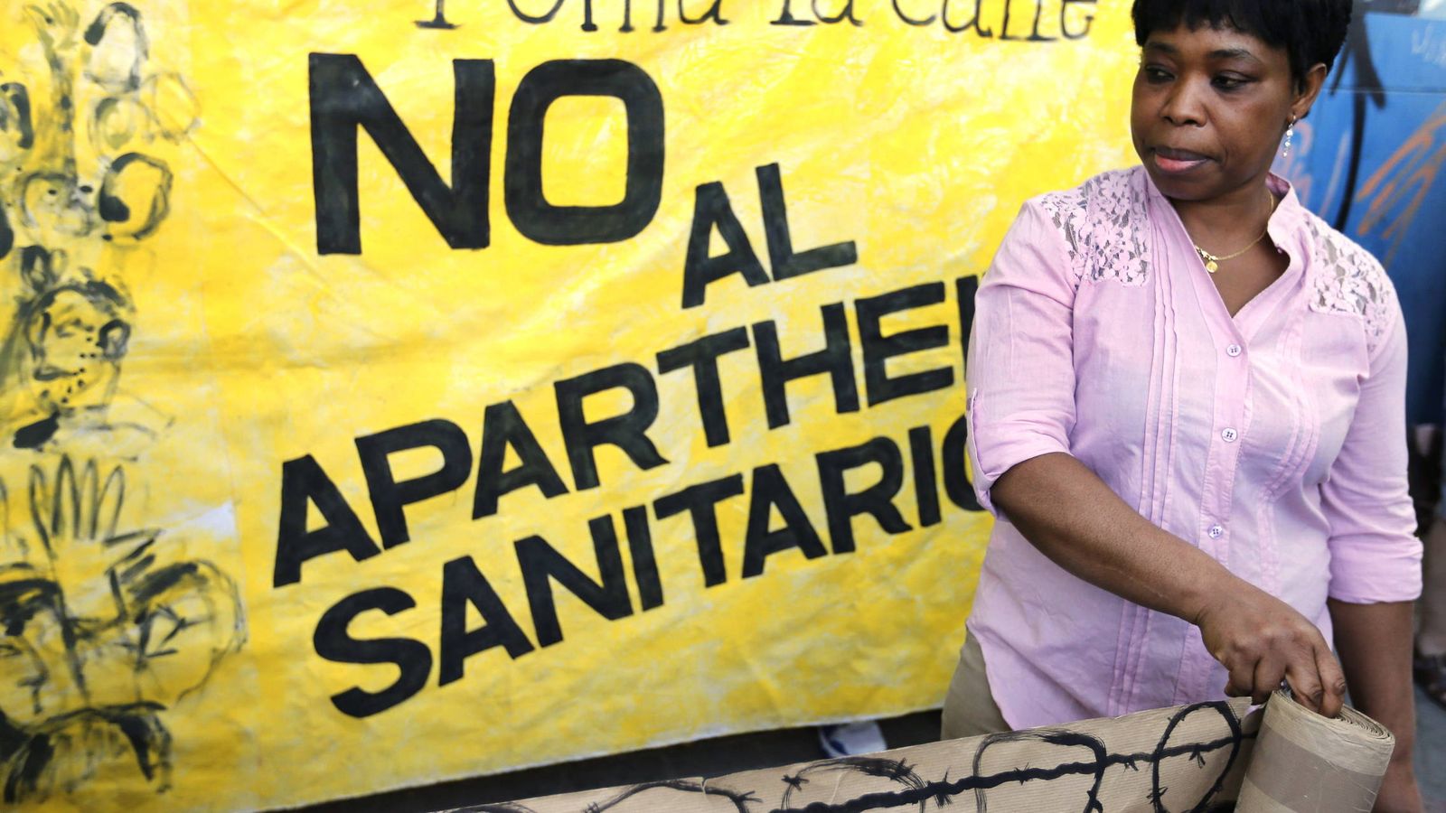 Foto: Organizaciones en Madrid se manifiestan en contra de lo que llaman el "Apartheid Sanitario" (EFE) 