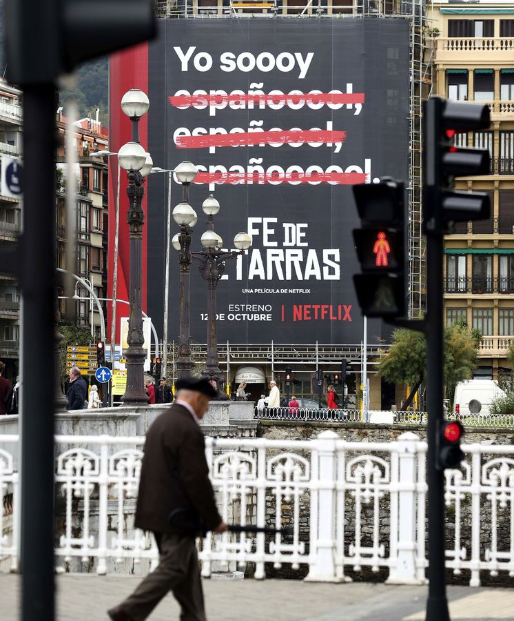 Foto: El cartel de 'Fe de etarras' en San Sebastián (EFE)