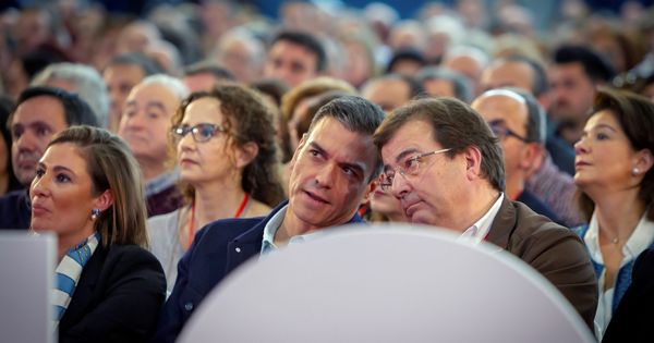 Foto: Pedro Sánchez charla con el presidente extremeño, Guillermo Fernández Vara, este 17 de febrero en Mérida. (EFE)