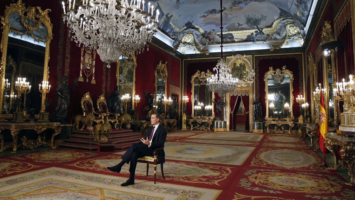El Rey, dando su discurso en el Palacio Real. (EFE)