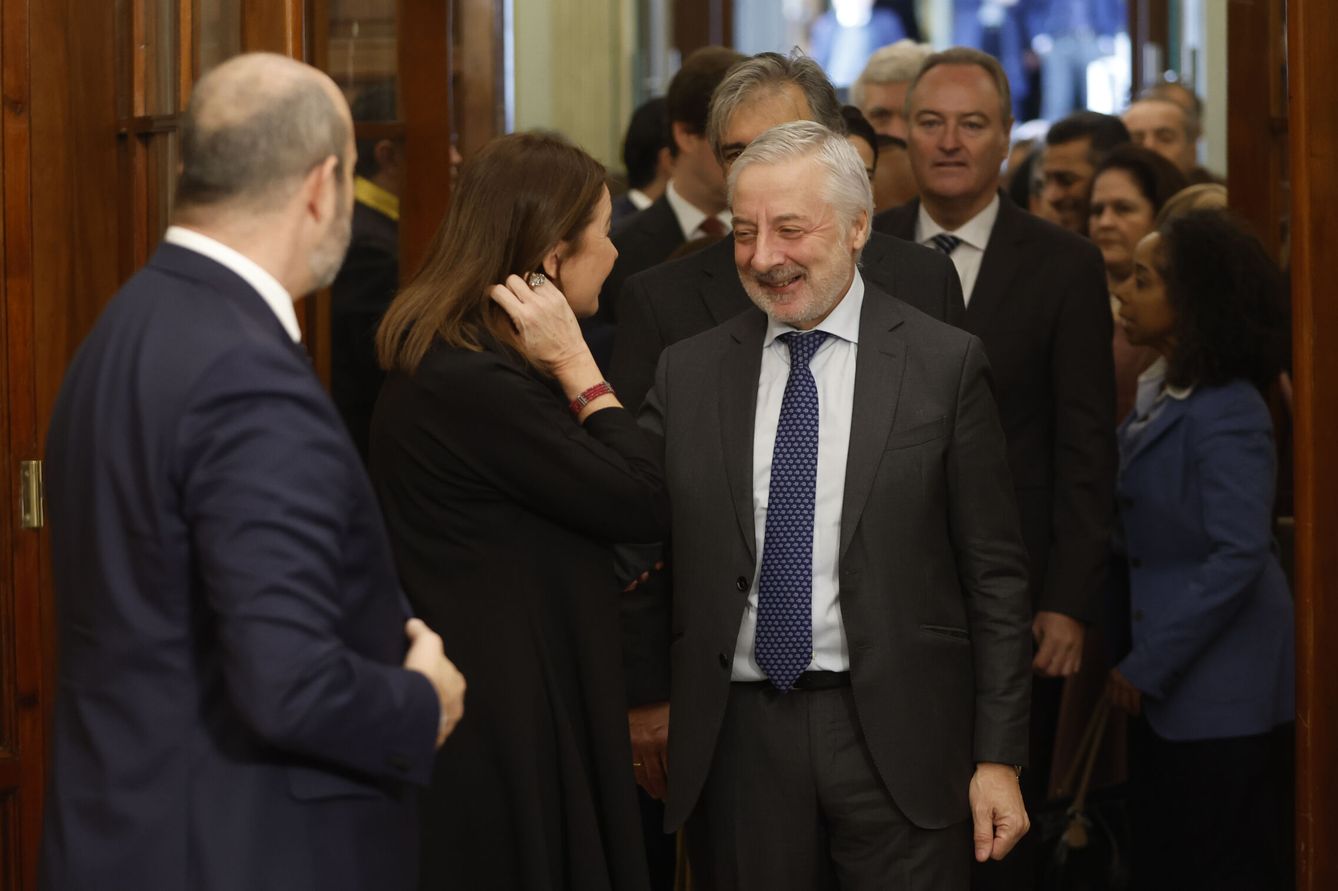 Rollán, Armengol, saludan al exministro socialista Pepe Blanco a su llegada al acto por el Día de la Constitución. (EFE/Mariscal)