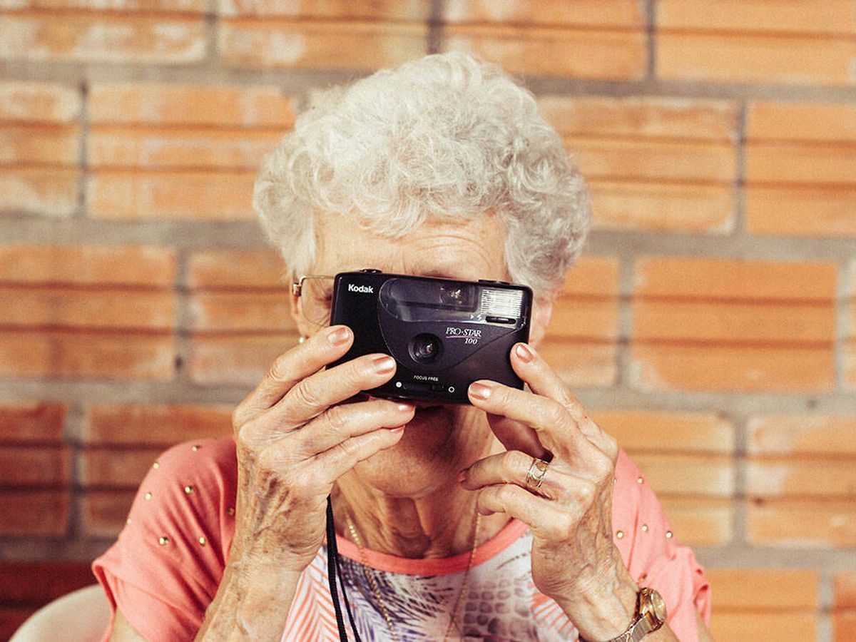 Foto: Regalos para abuelas con los que les llegarás al corazón (Tiago Muraro para Unsplash)