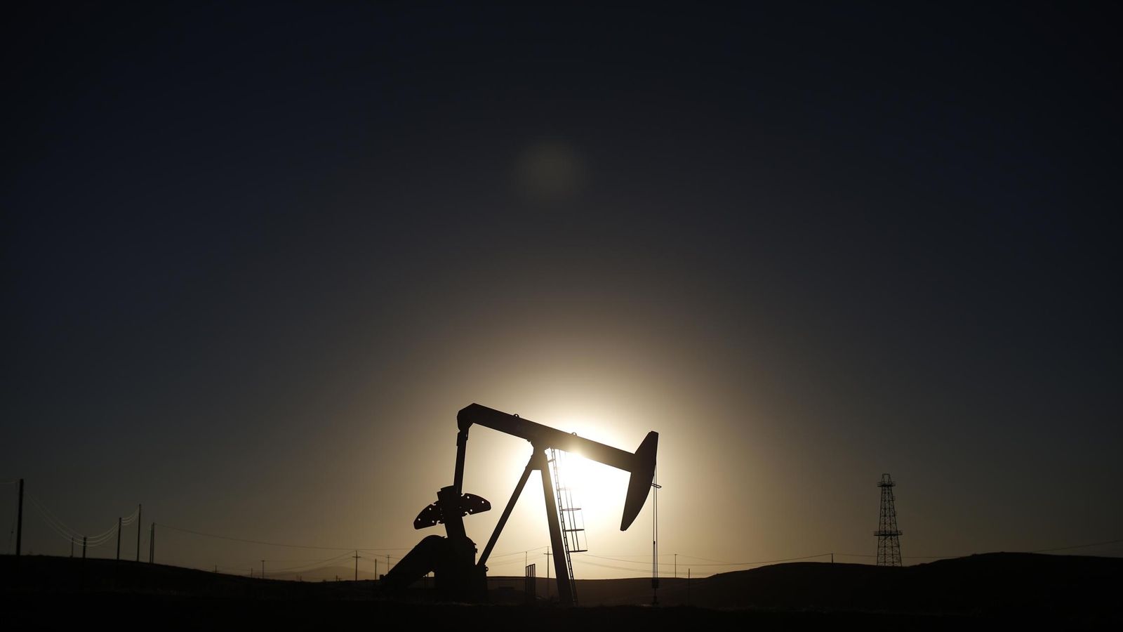 Foto: Imagen de una torre de perforación de petróleo en California. 