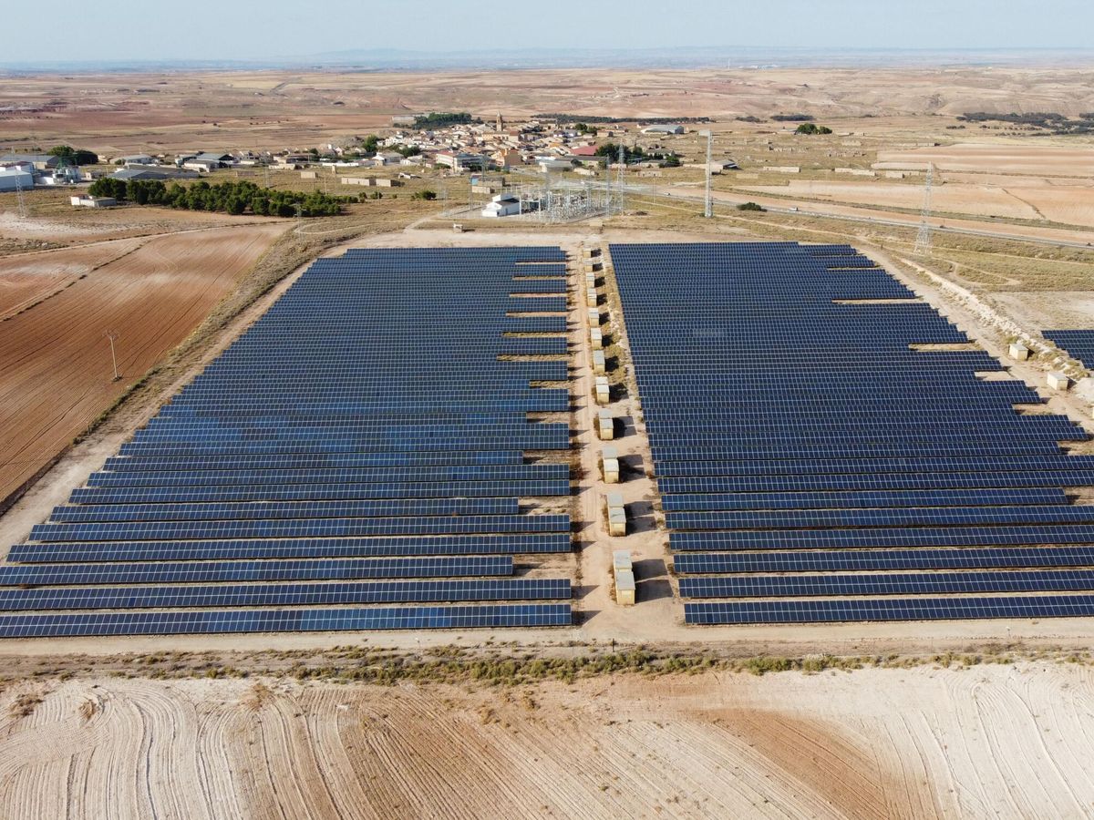 Foto: Vista aérea de un parque solar. (EFE/Javier Cebollada)