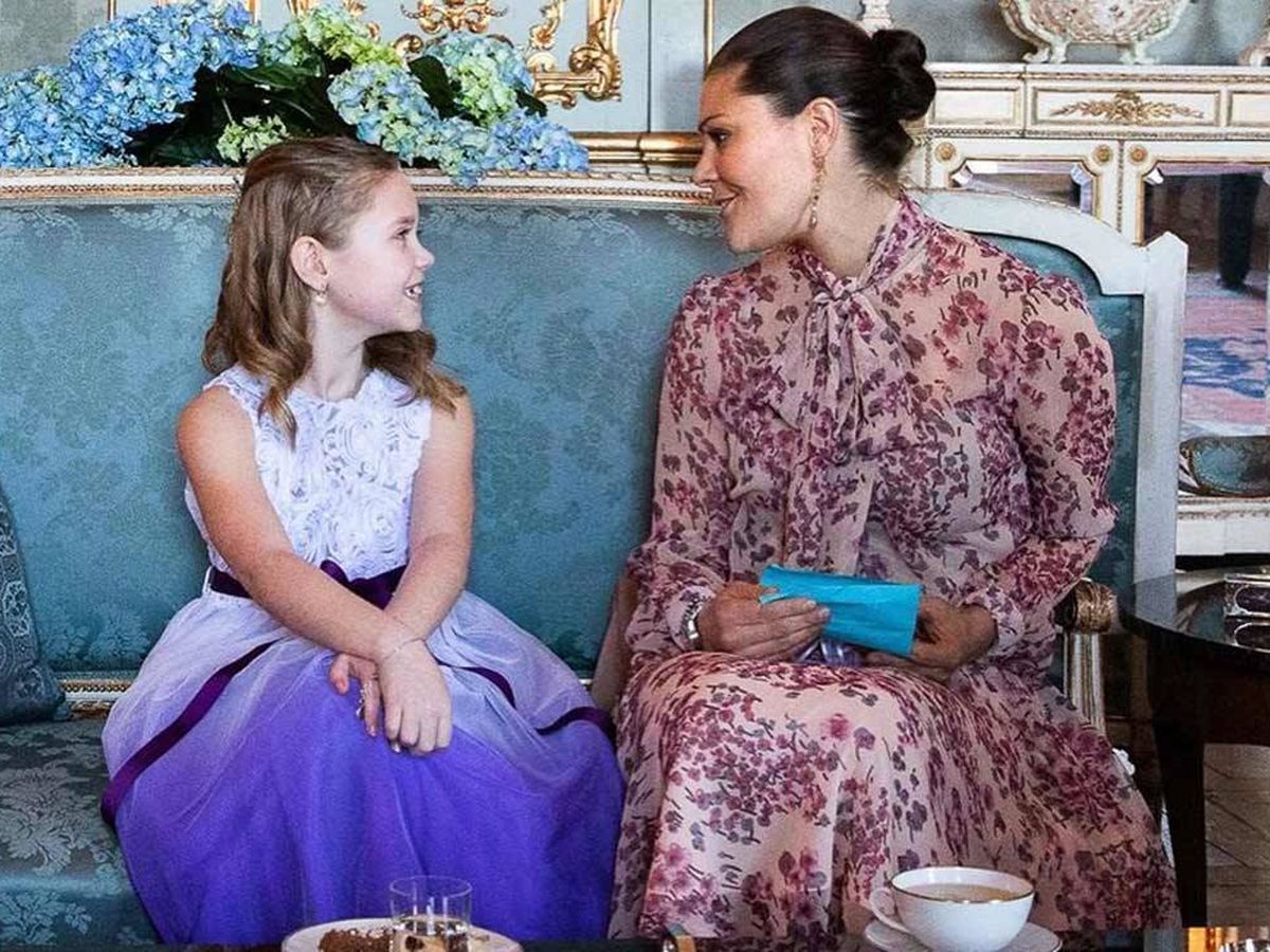 Foto: Victoria de Suecia junto a Emilia, la niña que ha cumplido su sueño. (Casa Real Suecia/Sara Friberg)