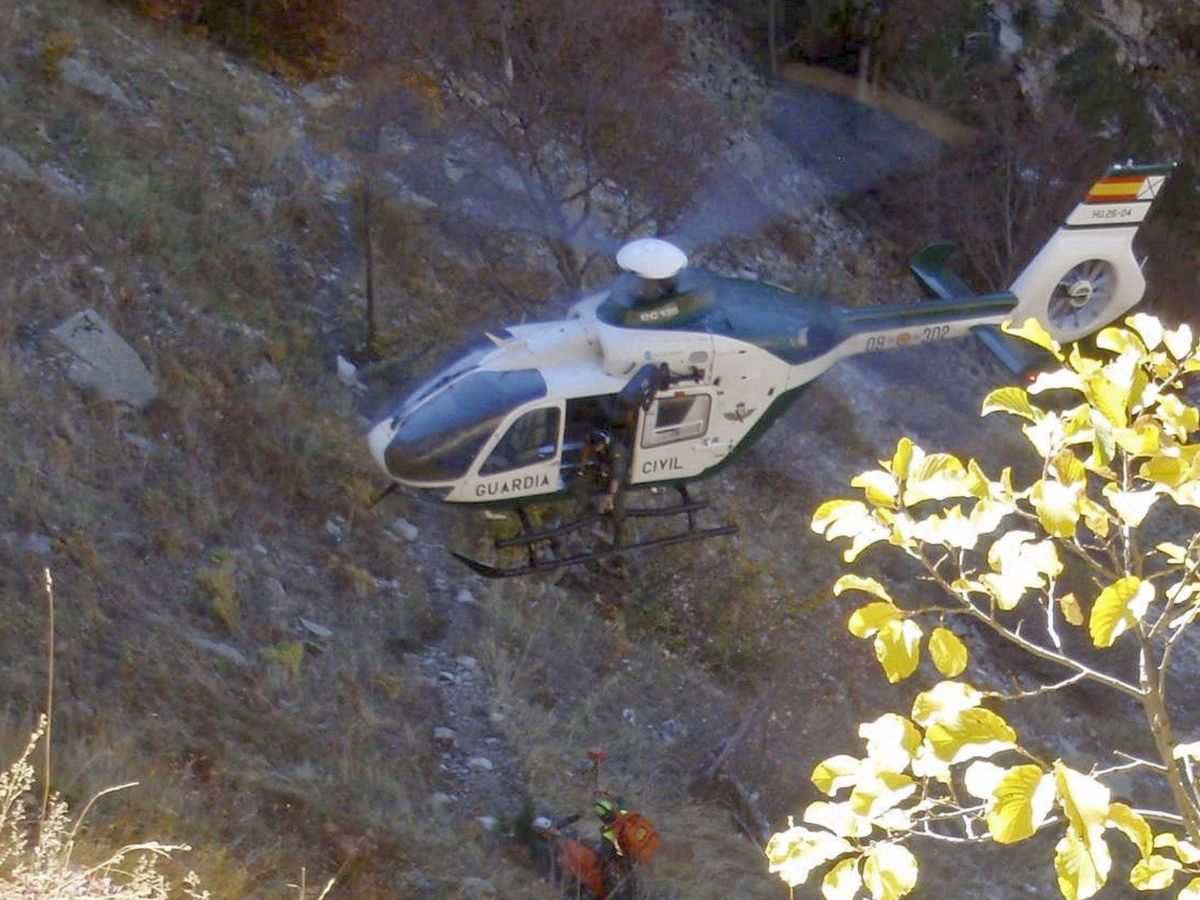 Foto: Fotografía de archivo del helicóptero de la Guardia Civil en Huesca. (EFE)