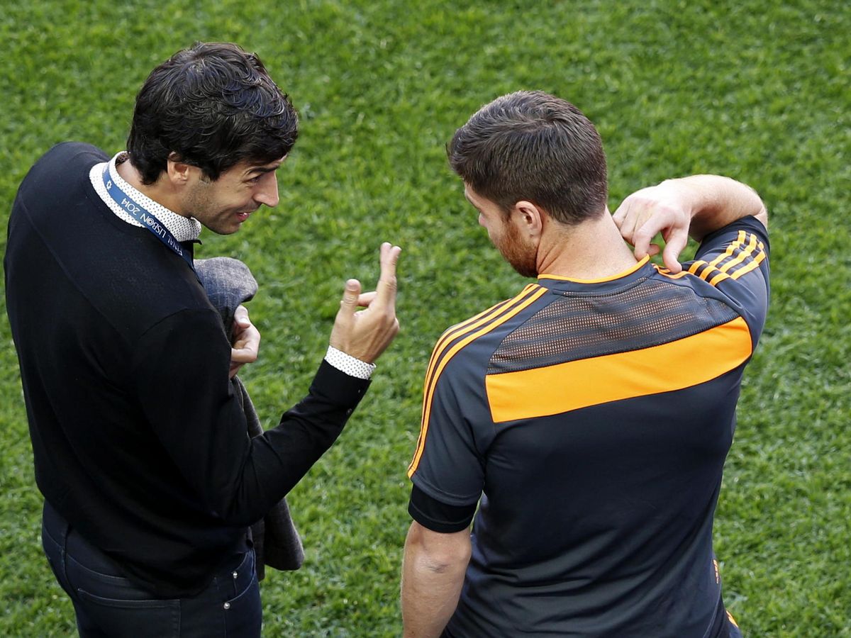 Foto: Raúl y Xabi Alonso hablan durante un entrenamiento. (EFE/Lavandeira)