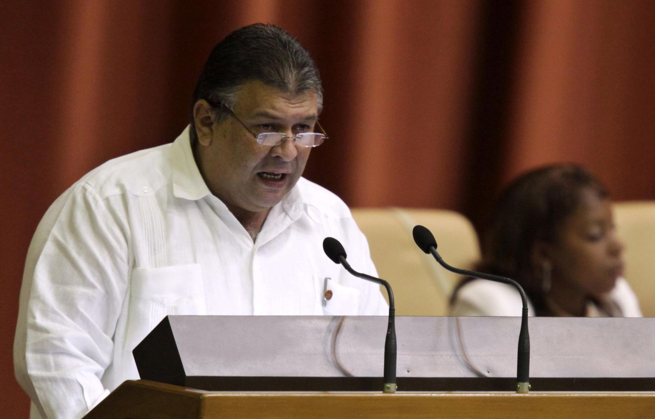 El vicepresidente Marino Murillo se dirige a la Asamblea Nacional en 2010, cuando ejercía como ministro de Economía, en una foto de archivo. (Reuters)