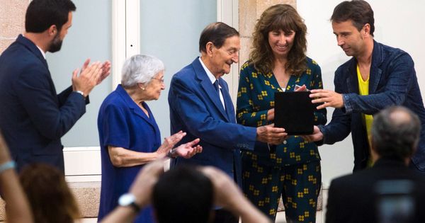 Foto: El presidente del parlamento de Cataluña, Roger Torrent, entrega la medalla de Honor a la Asociación de Maestros Rosa Sensat. (EFE)