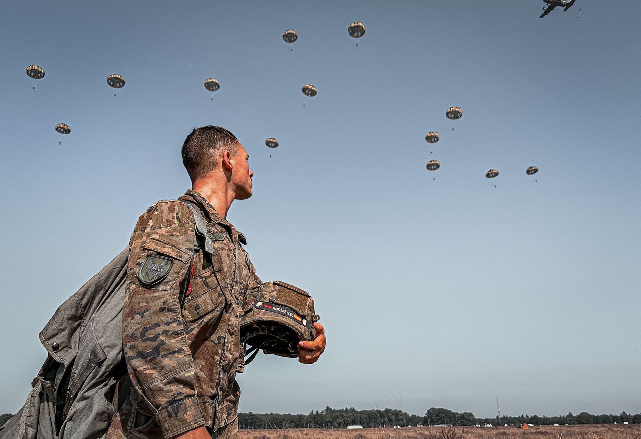 Paracaidistas españoles participan en un lanzamiento masivo en Arnhem. (Ejército de Tierra)