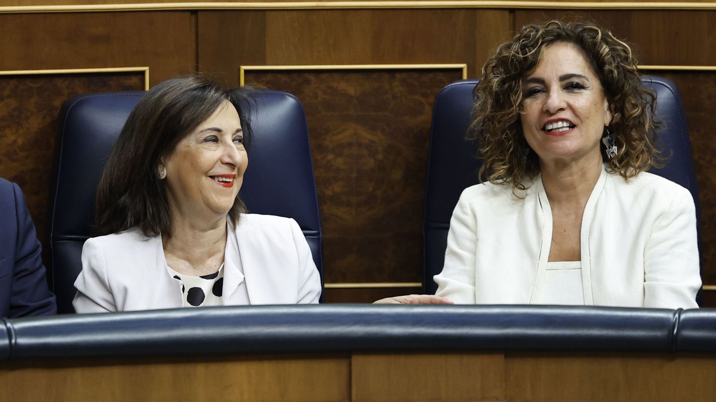 Las ministra de Defensa y Hacienda en funciones, Margarita Robles y María Jesús Montero. (EFE/Chema Moya)