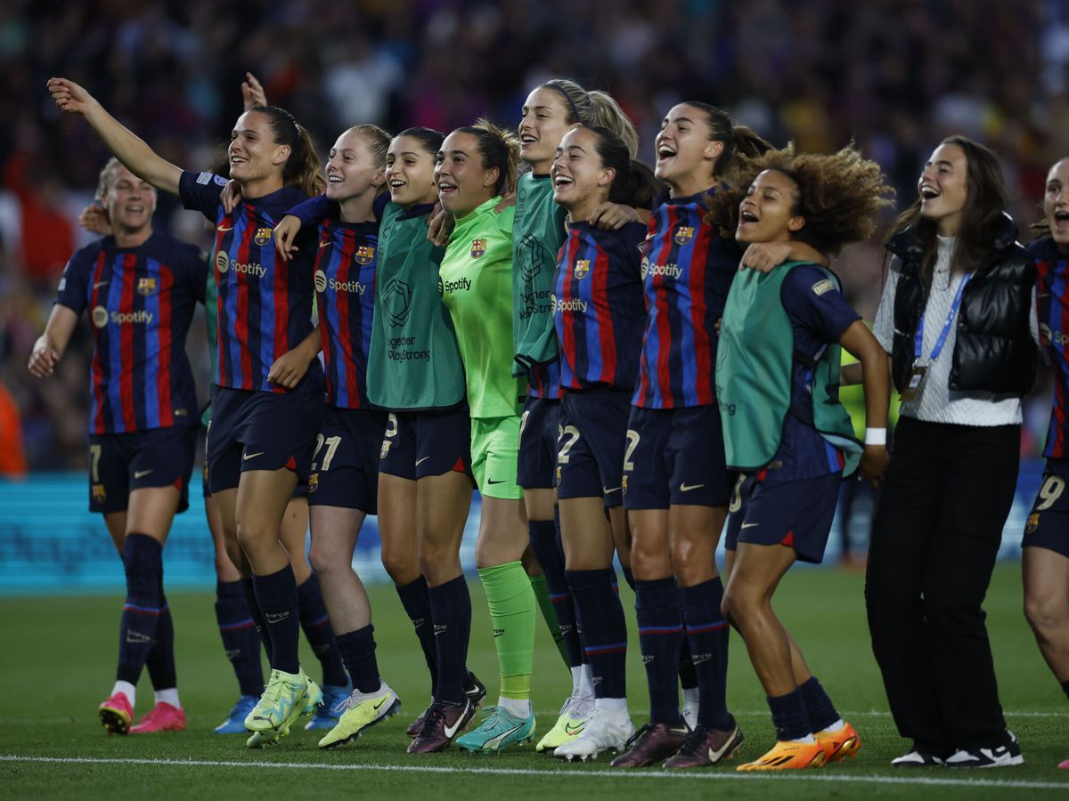 Foto: Las jugadoras del Barcelona celebran el pase a la final tras ganar al Chelsea. (EFE/Alberto Estévez).