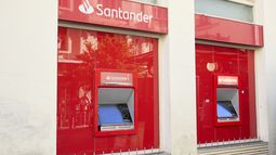 La banca ya ve los tipos en el 3,5% y prepara subidas en las hipotecas en plena crisis de la vivienda