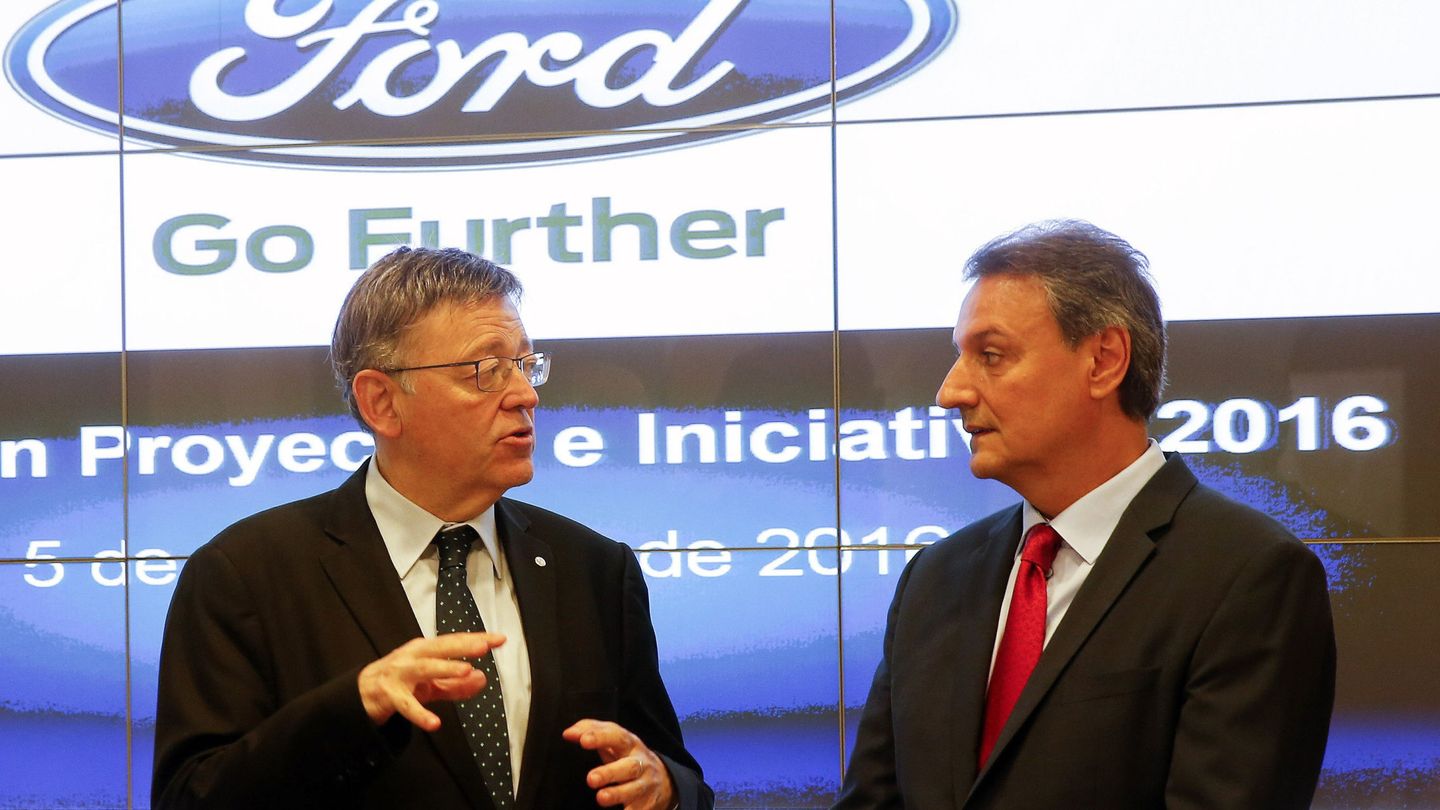Ximo Puig conversa con Jesús Alonso, consejero delegado y nuevo presidente de Ford España. (EFE)