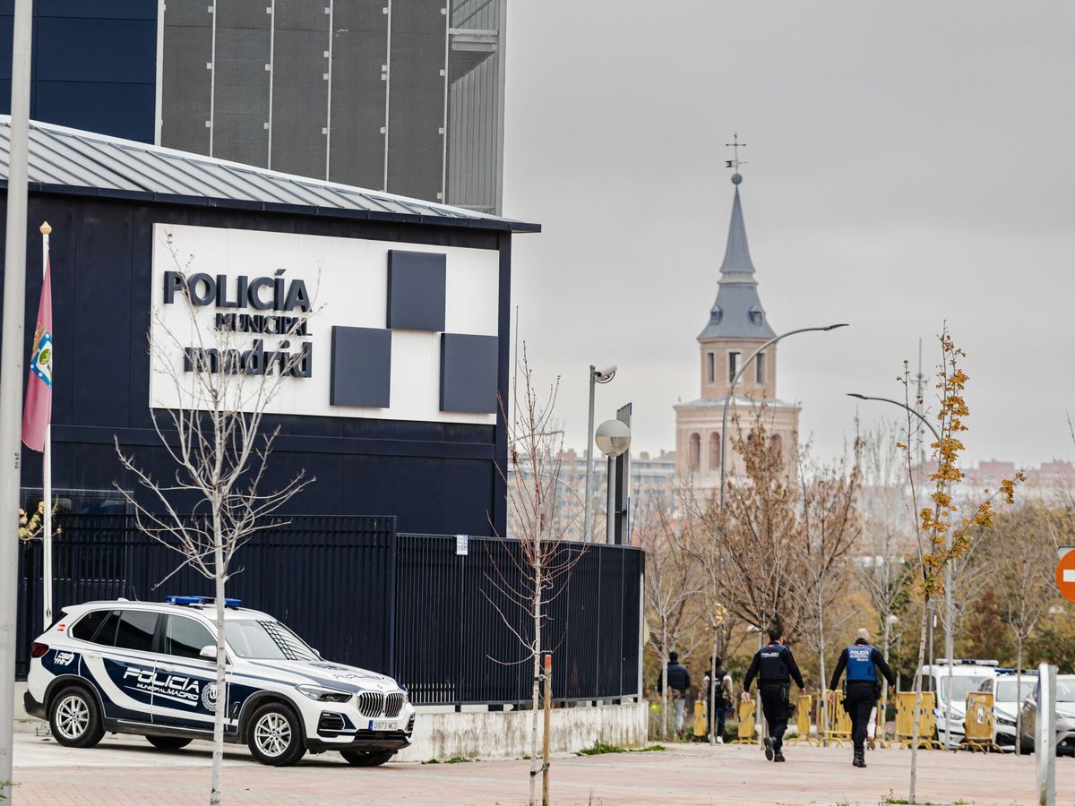 Foto: Un coche de Policía frente a la Unidad de la Policía Municipal de Villa de Vallecas. (Europa Press/Carlos Luján)
