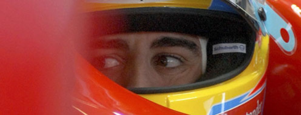 Foto: Alonso señala a sus rivales antes de volver a Jerez