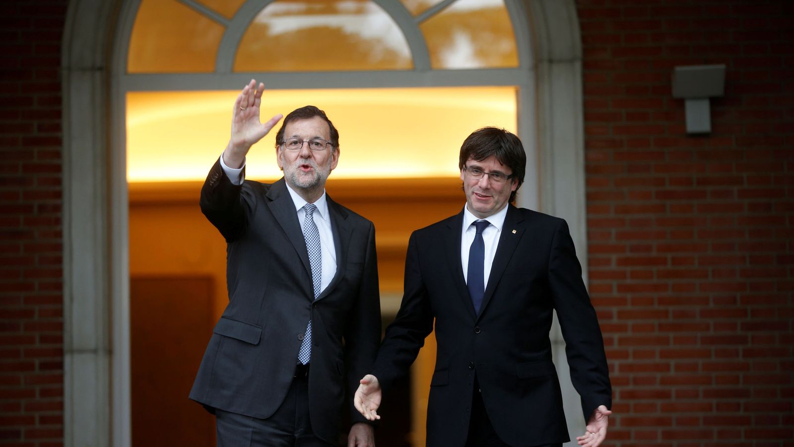 Foto: El presidente del Gobierno, Mariano Rajoy (i), recibe al presidente de la Generalitat, Carles Puigdemont, en la Moncloa. (Reuters)