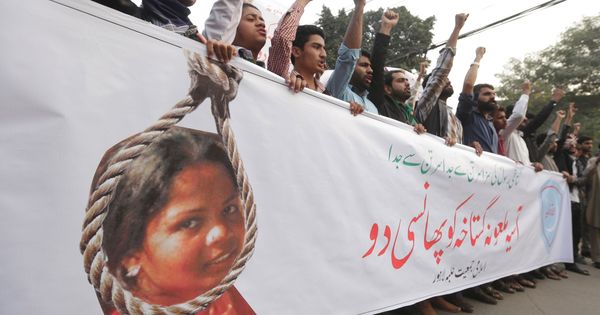 Foto: Personas gritan consignas durante una protesta contra la puesta en libertad de Asia Bibi. (EFE)