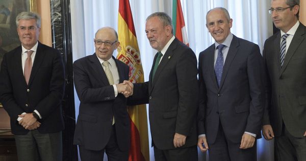 Foto:  Pedro Azpiazu y Cristóbal Montoro, se dan la mano ante Josu Erkoreka (el segundo por la derecha). (EFE)
