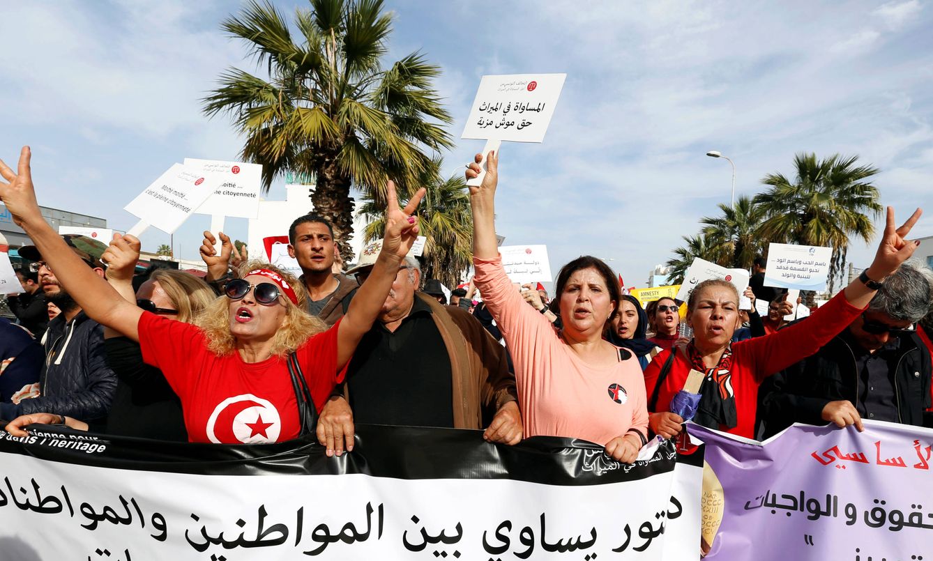Manifestantes durante una marcha para exigir la igualdad en derechos de herencia para las mujeres. (Reuters) 
