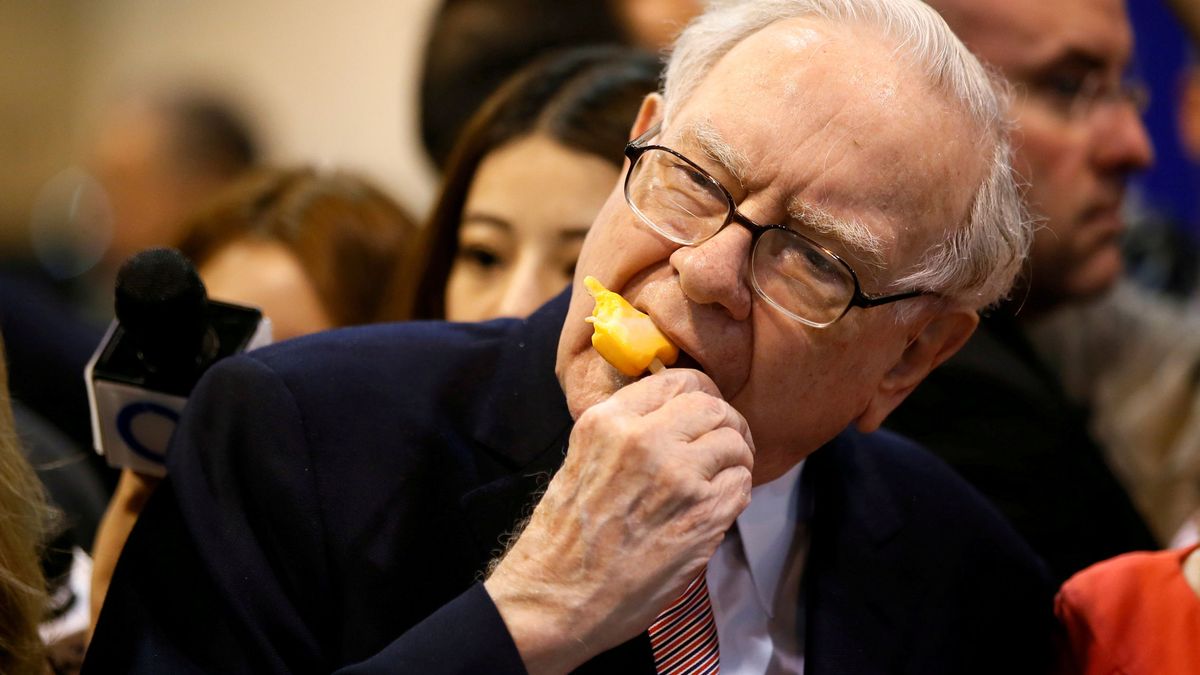 ¿Buffett apuesta contra la economía? Su indicador favorito está en máximos