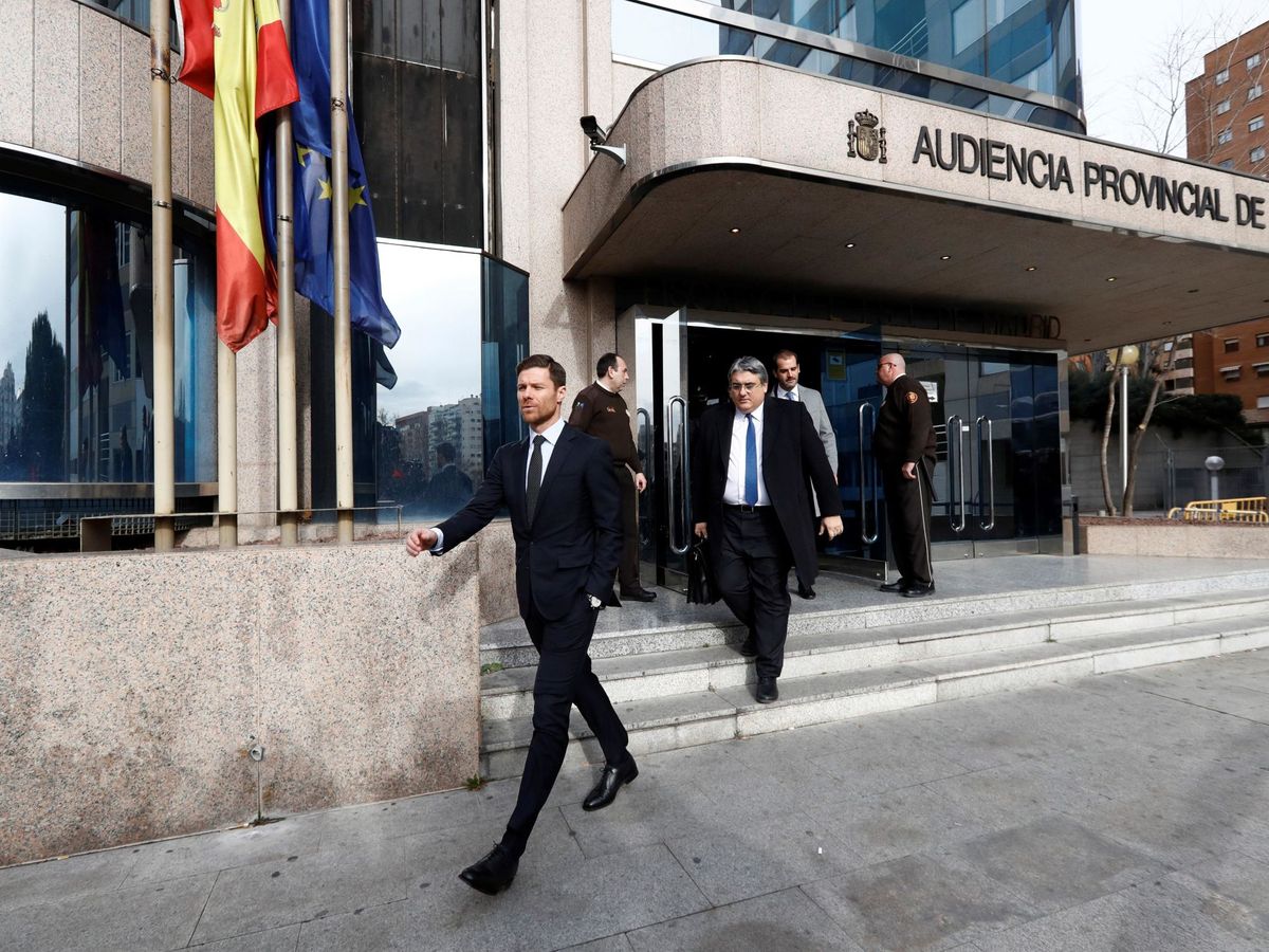 Foto: El exjugador del Real Madrid, Xabi Alonso, sale de los juzgados. (EFE)