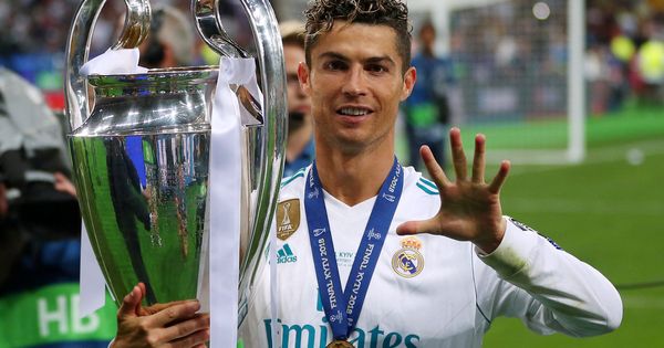 Foto: Cristiano Ronaldo indica con la mano las cinco Champions que tiene en su palmarés. (EFE)