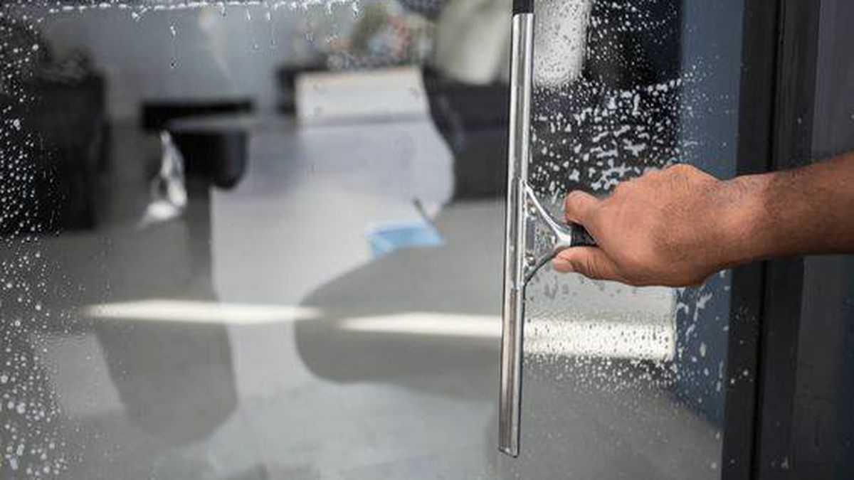 Los sencillos trucos para limpiar las ventanas sucias y evitar las rayas
