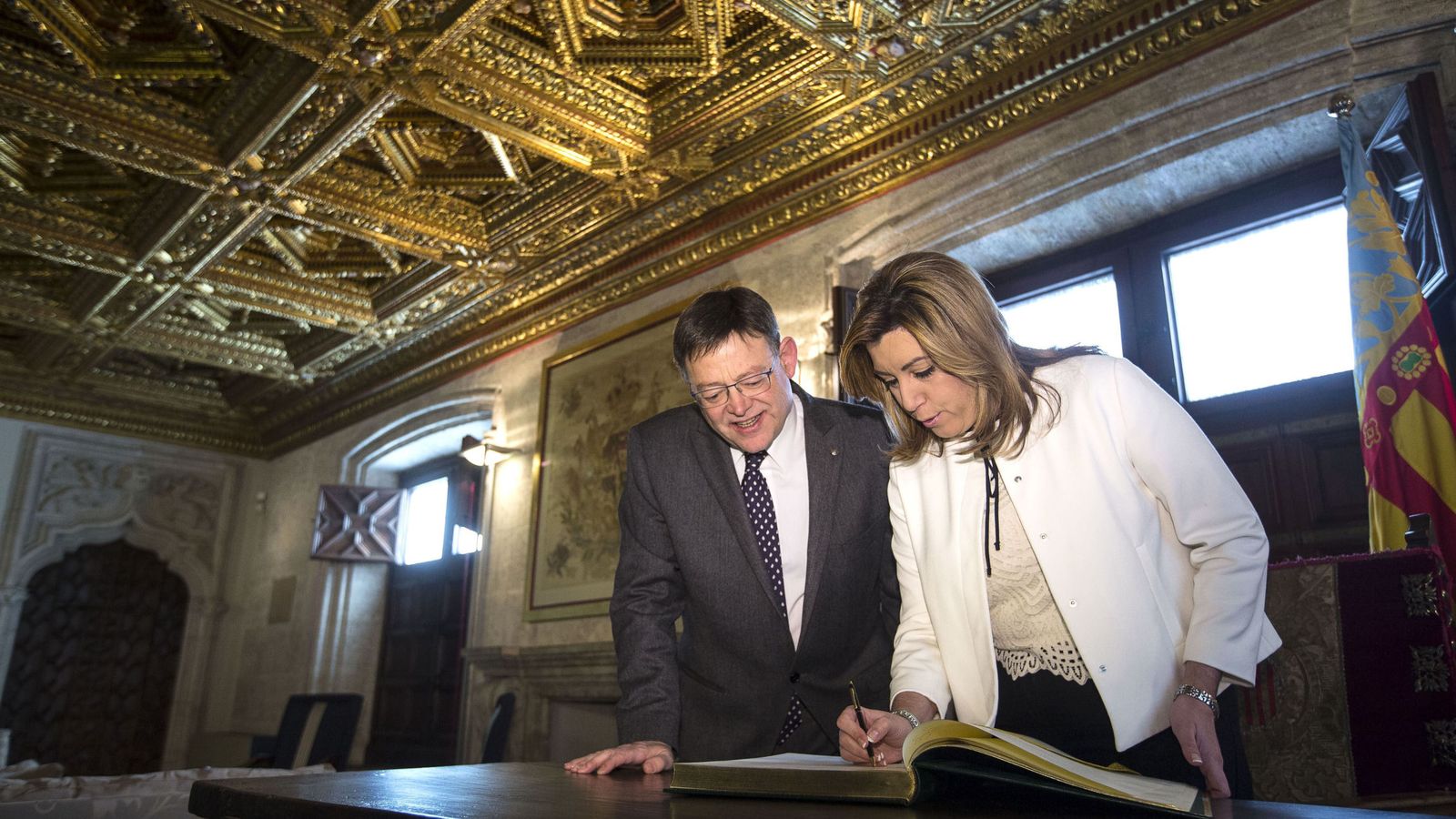 Foto: Díaz firma en el libro de honor del Palau de la Generalitat en presencia de Puig. (Efe)