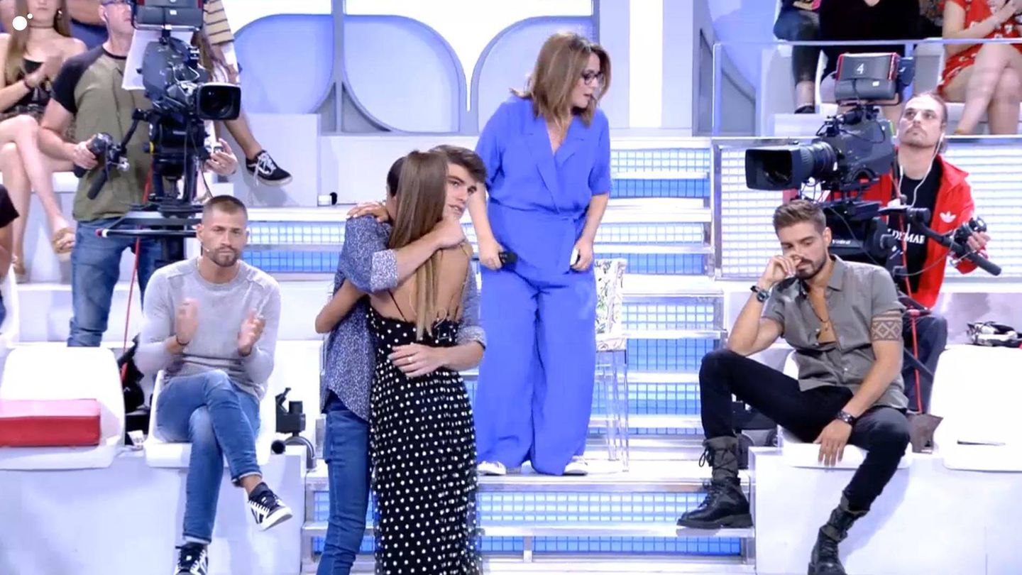 Julen y Violeta se abrazan en presencia de Fabio. (Mediaset España)