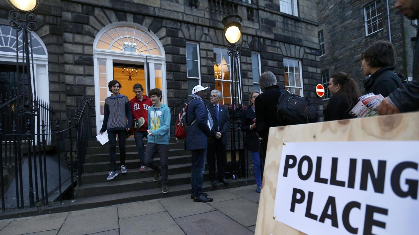 Jóvenes votantes abandonan un colegio electoral en Edimburgo (Reuters).