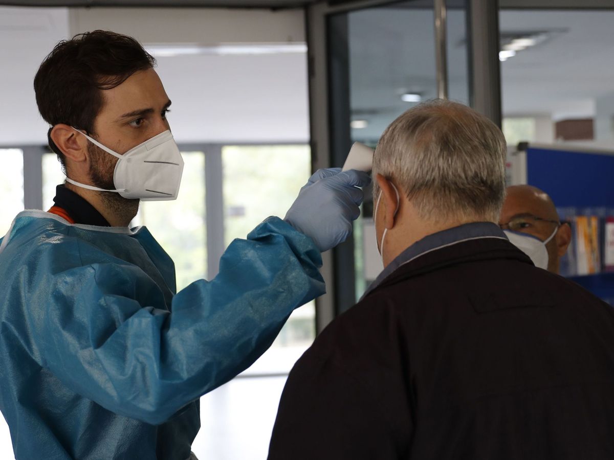 Foto: Personal sanitario del Sermas toma la temperatura a una persona. (EFE)