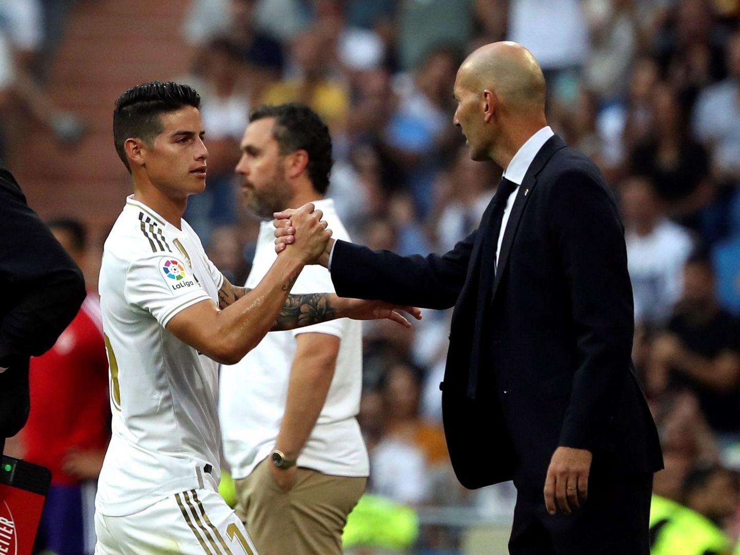 Zidane saluda a James durante el Real Madrid-Real Valladolid jugado este sábado. (EFE)