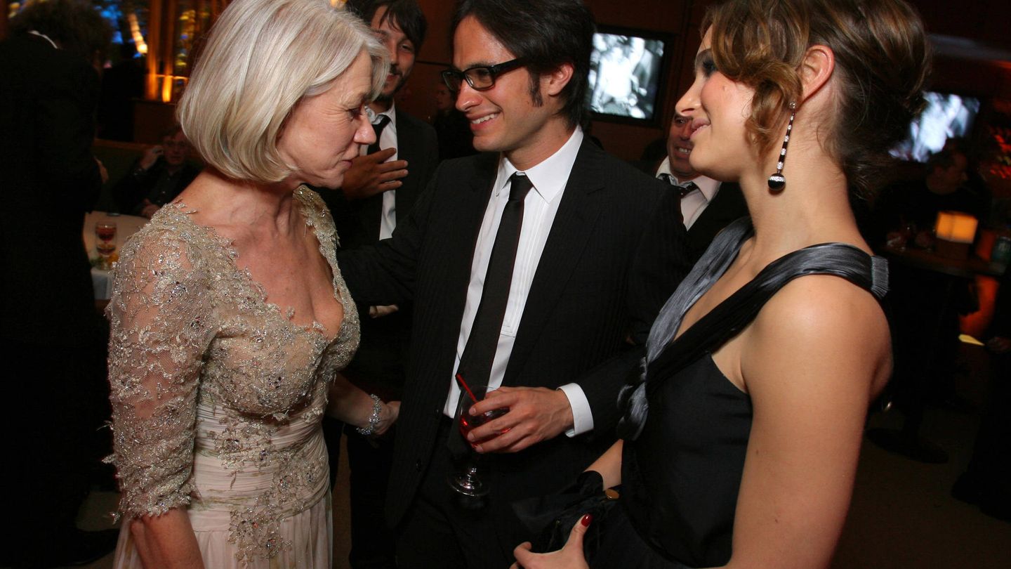 Helen Mirren con la pareja de actores en una fiesta de 'Vanity Fair'. (Getty)
