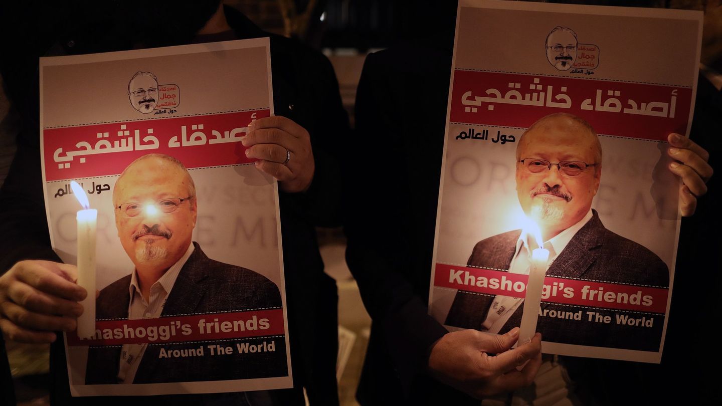 Manifestantes sujetan velas y retratos del periodista Jamal Khashoggi durante una protesta frente al Consulado saudí en Estambul. (EFE)
